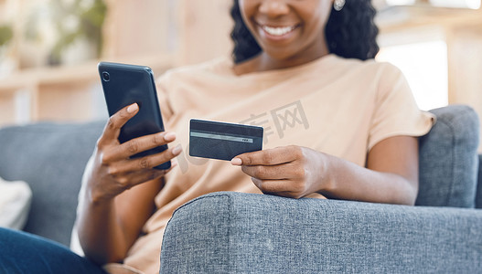 移动电子支付摄影照片_黑人女性、信用卡网上购物和电子商务电话支付、移动货币和家庭沙发上的互联网金融。