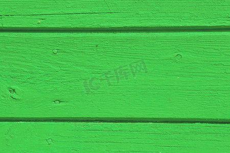 墙面由木质绿板制成。