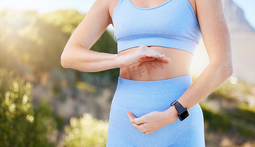 手、胃和饮食与运动女性训练、锻炼或减肥，以保持良好的肠道健康和健身。