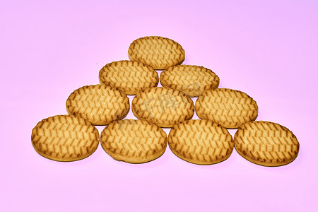 甜点饼干 crekers 三角形是一种美味的产品。隔离在粉红色