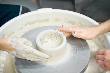 制作陶瓷的女人，四只手特写，专注于陶工，手掌上有陶器