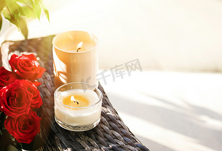 作为豪华水疗背景和浴​​室家居装饰的香味蜡烛系列，用于芳香疗法和轻松氛围、美容和健康的有机芳香蜡烛