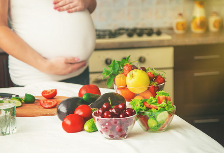 孕妇吃蔬菜和水果。