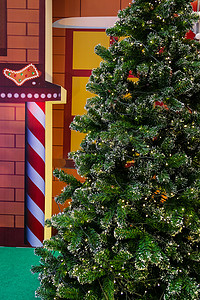 绿色用电摄影照片_用电灯和圣诞球装饰的圣诞树