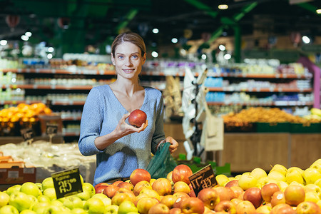 妇女在超市柜台上挑选水果蔬菜 女家庭主妇在市场购物
