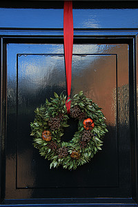 门上有装饰的经典圣诞花环