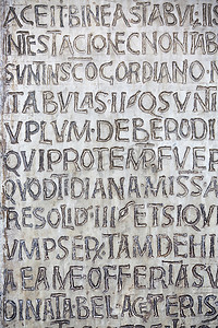 刻在石头上的拉丁文