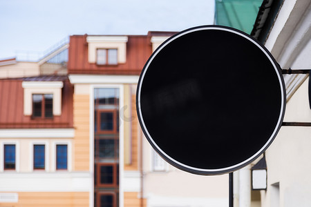 标志样机摄影照片_布局，旧城背景上的黑色圆形标志。