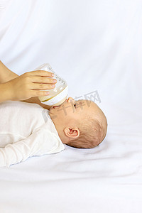 一位姐姐正在给刚出生的婴儿喂奶。