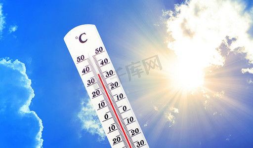 带有摄氏刻度的温度计显示极端高温。