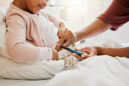 在家床上接受胰岛素治疗的小女孩的血糖、血压和糖尿病测试。
