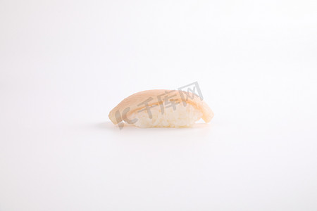 Hamachi 寿司，白色背景中突显的日本食品黄尾鱼寿司