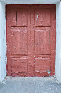 裂痕摄影照片_房子前面有裂痕的旧红门
