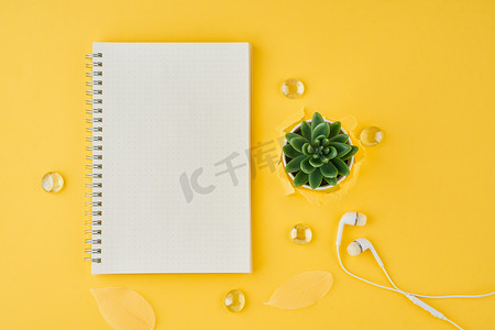 黄色页摄影照片_亮黄色办公室桌面上的子弹日记中的空白记事本页