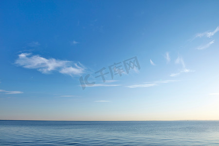 在阳光明媚的日子里，在蓝天复制空间背景下，可以欣赏到海滩、海洋和大海的美丽、平静和安静的景色。