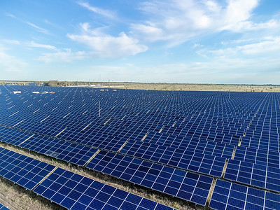 太阳能电池板发电厂的鸟瞰图。