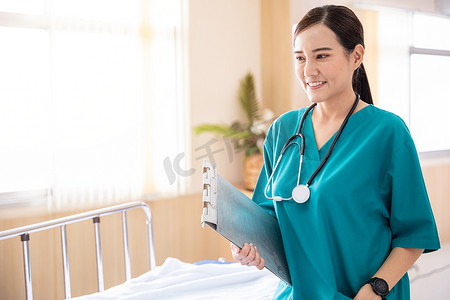 医院里微笑的护士或医务人员的肖像