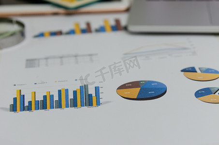 销售统计分析摄影照片_业务文档图表报告财务和图表统计分析管理信息和研究投资计划在办公室办公桌上销售。