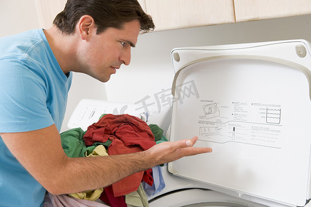 洗衣洗衣服摄影照片_洗衣服的男人