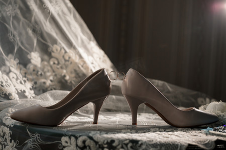 婚礼当天新娘的订婚戒指和漂亮的节日鞋