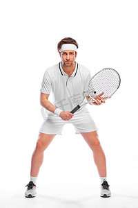 有球拍的网球运动员穿着白色服装。