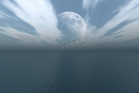 月亮在海洋上空