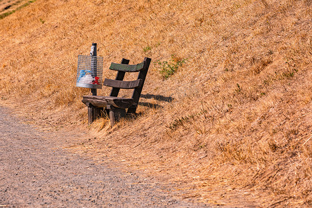 耐干旱摄影照片_德国热浪过后干草前烈日下的公共木凳