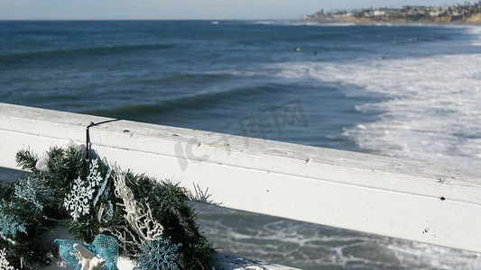 码头上的圣诞花环，海岸上的新年，圣诞节的加利福尼亚海滩。