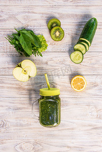 绿色冰沙配蔬菜和水果。