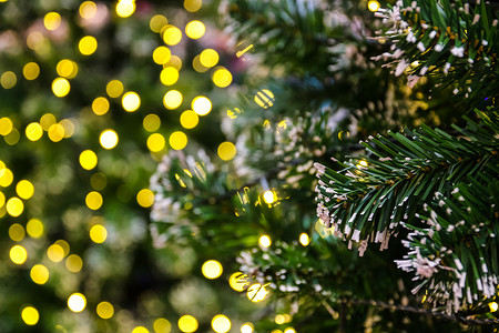 用电灯和圣诞球装饰的圣诞树