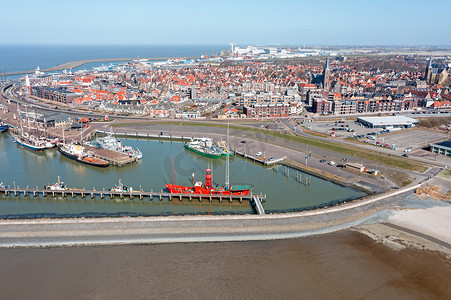 从荷兰弗里斯兰省哈林根的城市和港口鸟瞰