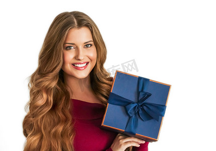 生日、圣诞节或节日礼物，快乐的女人拿着蓝色礼物或豪华美容盒订阅交付，隔离在白色背景中