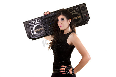 身穿深色皮衣的漂亮女孩拿着一台大型复古收音机