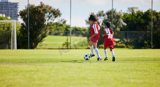 与孩子一起足球、健身和训练，以及体育锻炼、朋友和健康游戏的团队合作。