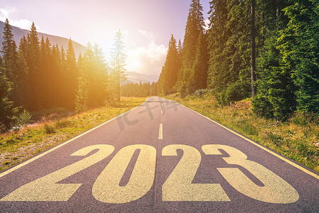 空荡荡的柏油路和 2023 年新年概念。