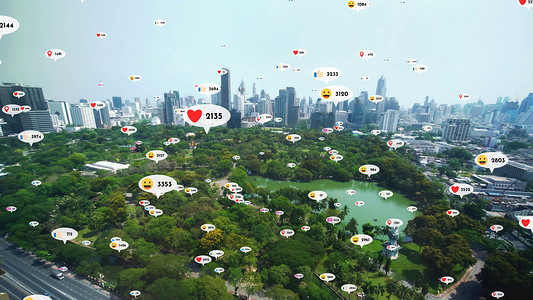 社交媒体图标飞越市中心，向人们展示互惠关系