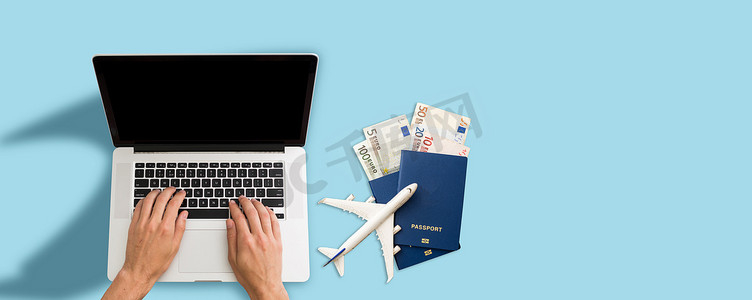 护照簿和笔记本电脑的图像。旅行和旅行保险概念