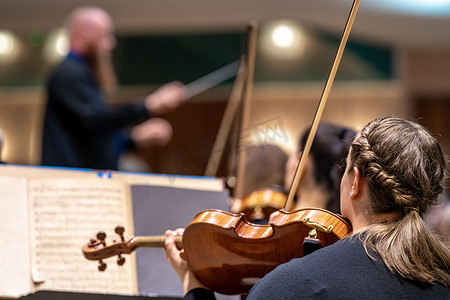 小提琴家在爱乐乐团的音乐会上演奏