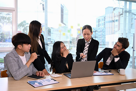 聪明的女团队领导解释项目细节，在公司会议上与不同员工讨论新战略