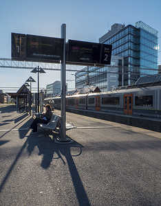 乘客在 Skøyen 车站等候