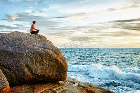 男子在海岸练习瑜伽 — 冥想
