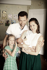 肖像 — 爸爸、女儿和妈妈带着刚出生的婴儿