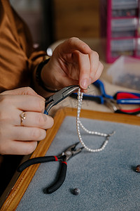 珠宝制作和串珠工艺。时尚、创意和手工制作概念