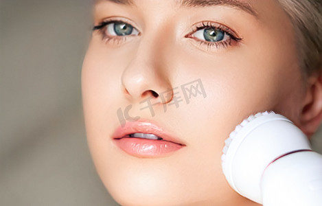抗衰老美容和美容治疗产品、女性使用面部去角质按摩滚轮装置作为美容手术和护肤程序