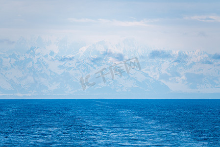 当船从哈伯德冰川起航时，雅库塔特周围的高山笼罩在薄雾中