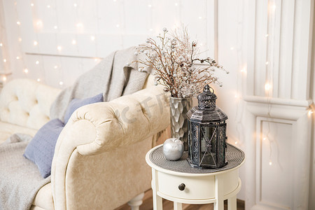 客厅白色小桌上的装饰古色古香的银色复古灯 房屋的室内装饰