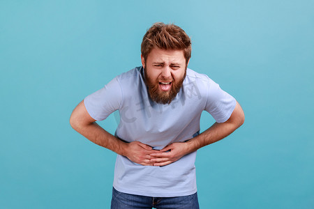 男人抱着疼痛的腹部，感觉不好，腹泻或便秘，有患阑尾炎的风险