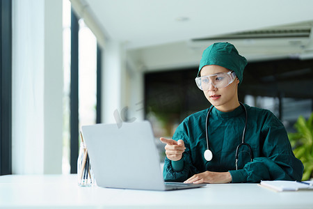 亚洲医生使用电脑查看患者信息。