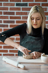 陶瓷工艺摄影照片_制作陶瓷陶器的女人。