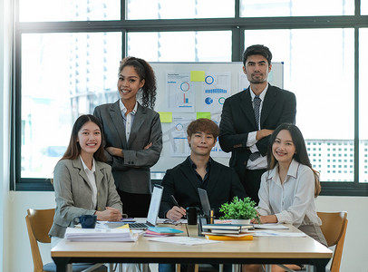 一群亚洲年轻创意快乐享受笑声和巨大成功情感团队合作人士创业企业家休闲头脑风暴商务会议办公室背景